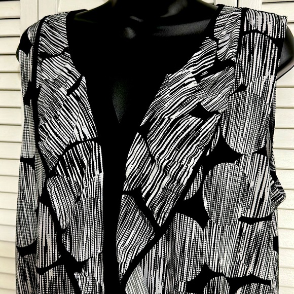 Susan Lawrence XL Sleeveless Ruffle V-Neck Black and White Static Circles Print - Picture 4 of 11